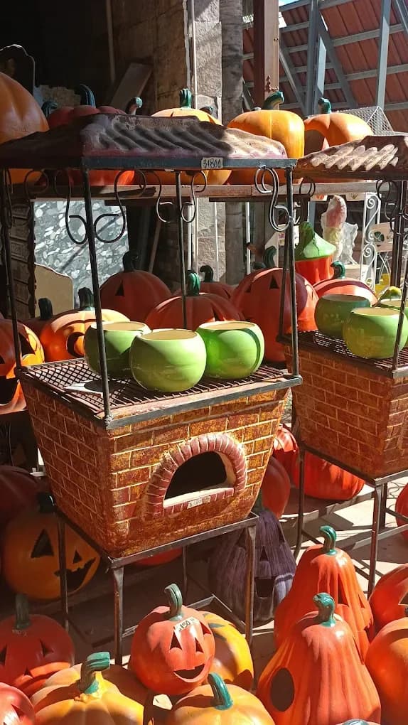 Calabazas y figuras de barro