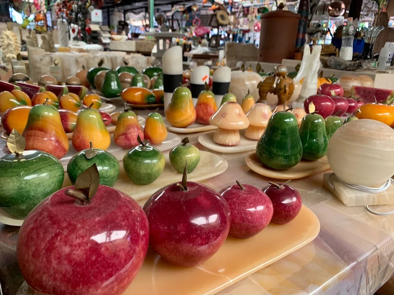 Frutas decorativas talladas en mármol y ónix